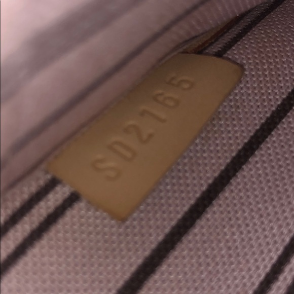 Louis Vuitton Wristlet with Light Pink Interior - Picture 4 of 5